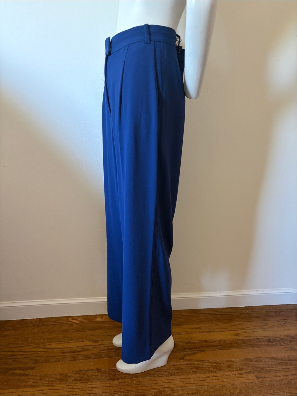 Aritzia Babaton Pleated Wide-Leg Pants in a vibrant royal Blue Size 10 - Picture 3 of 13